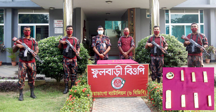 চোরাকারবারীর ফেলে যাওয়া বস্তায় ২০৫ ভরি স্বর্ণ পেল বিজিবি