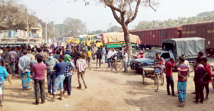 ট্রেনের সাথে ধাক্কায় ট্রাক শ্রমিক নিহত