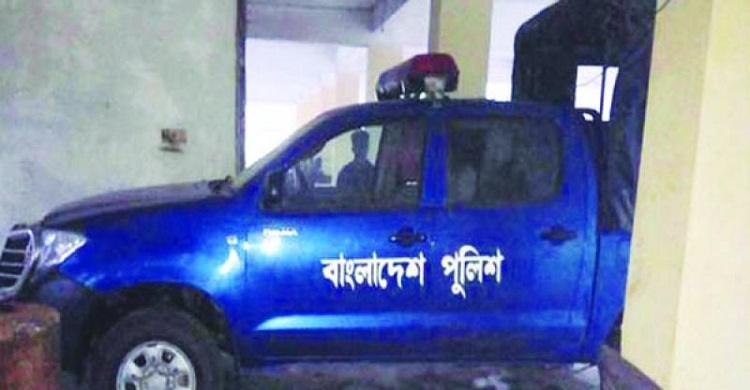 পুলিশের গাড়িতে ঢিল ছুড়ে কারাগারে যুবক