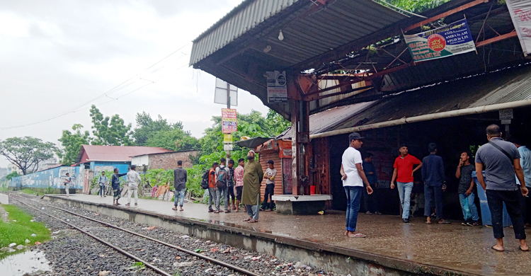 পানির নিচে রেললাইন, ঢাকা-নারায়ণগঞ্জ রুটে ট্রেন চলাচল বন্ধ