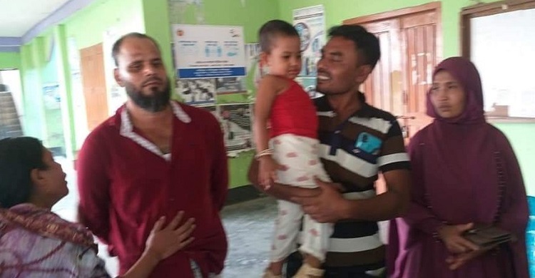 চাঁদপুরে কিনে নেওয়া কন্যাশিশুকে আসল বাবা-মায়ের কাছে হস্তান্তর