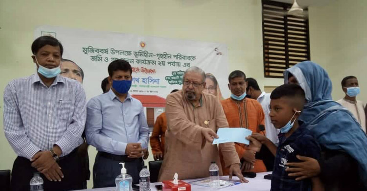 দুর্ঘটনায় নিহত প্রবাসীর স্ত্রীকে ২৫ লাখ টাকার চেক হস্তান্তর
