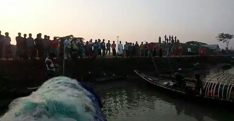 বরিশালে ইলিশ রক্ষা অভিযানের ট্রলারে হামলা | ২২ অক্টোবর ২০২১