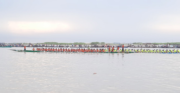 যমুনায় ময়ূরপঙ্খী-পঙ্খীরাজ-জলপরীর বাইচ দেখতে উপচেপড়া ভিড়