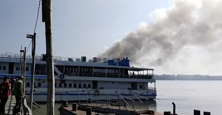 টেকনাফে পর্যটকবাহী নোঙর করা জাহাজে আগুন
