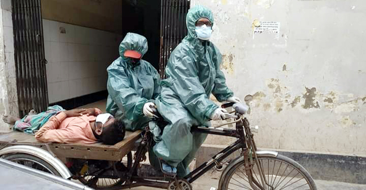 জ্বর নিয়ে রাস্তায় পড়ে থাকা যুবককে হাসপাতালে নিল পুলিশ