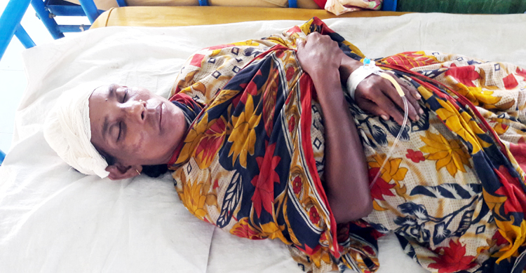 দুই বোন‌কে কু‌পি‌য়ে হাসপাতা‌লে পাঠা‌লেন ভাই