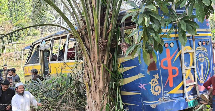 এক বাসকে জায়গা দিতে গিয়ে আরেক বাস খাদে