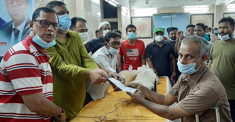 দুই শতাধিক পরিবারকে খাদ্য সামগ্রী ও নগদ টাকা দিলেন কাউন্সিলর আলো