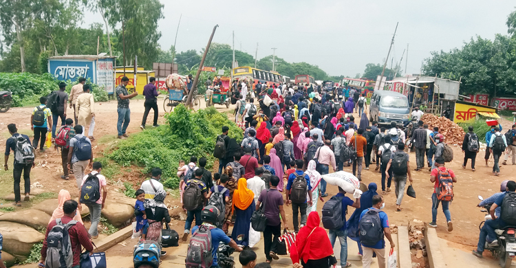পাটুরিয়ায় ঢাকামুখী মানুষের উপচেপড়া ভিড়