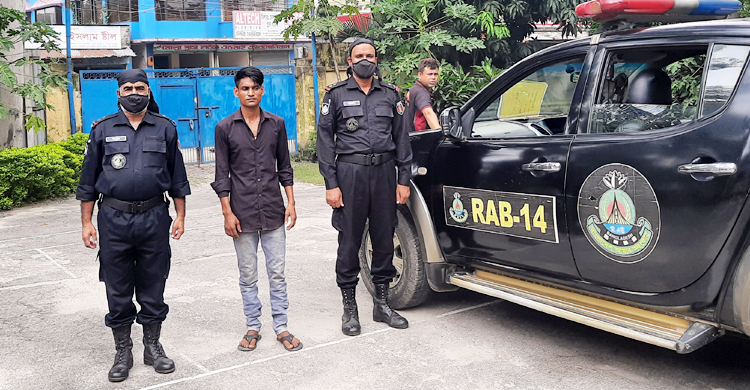 ভৈরবে ভারতীয় শাড়ি-ট্যাবলেটসহ যুবক আটক