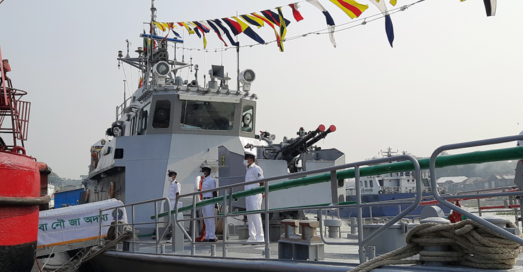 চাঁদপুরে নৌবাহিনী যুদ্ধজাহাজ ‘অদম্য’ প্রদর্শনী