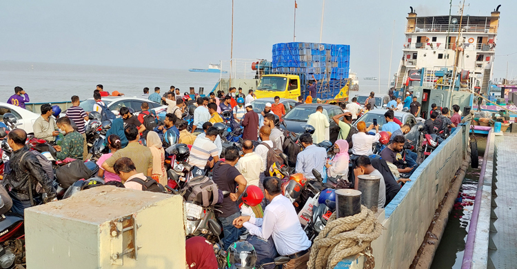 পাটুরিয়াঘাটে ঘরমুখো মানুষের চাপ