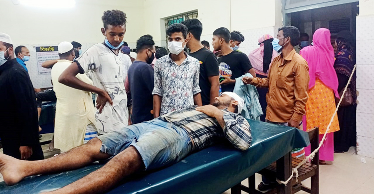 ব্যঙ্গ করে নাম ডাকা নিয়ে দুই পক্ষের সংঘর্ষে আহত ১০