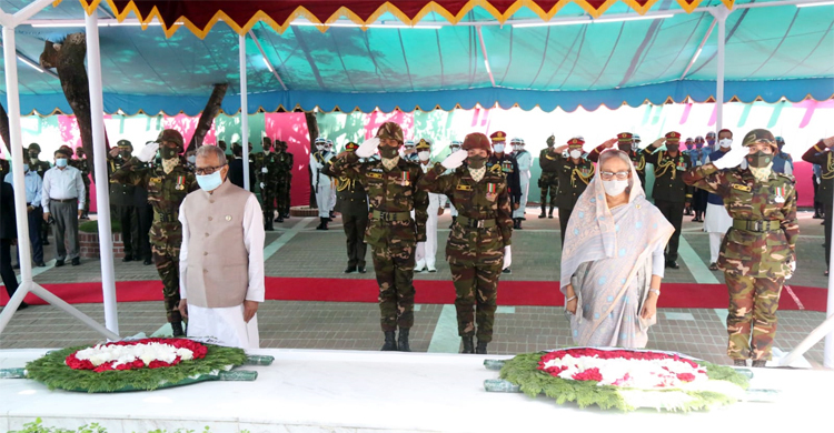 টুঙ্গিপাড়ায় বঙ্গবন্ধুর সমাধিতে রাষ্ট্রপতি-প্রধানমন্ত্রীর শ্রদ্ধা