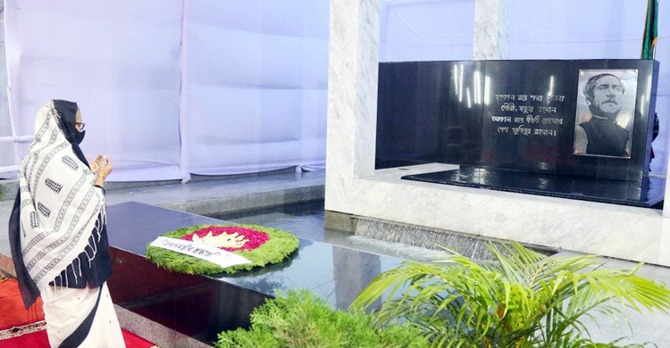 শোক দিবসে বঙ্গবন্ধুর প্রতিকৃতিতে প্রধানমন্ত্রীর শ্রদ্ধা