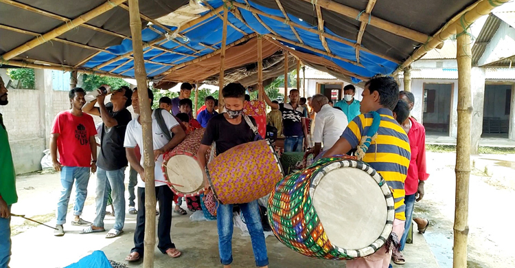 জমে উঠেছে কটিয়াদীর বাদ্যযন্ত্রের হাট