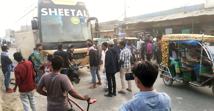 নারায়ণগঞ্জে চলন্ত এসি বাসে আগুন