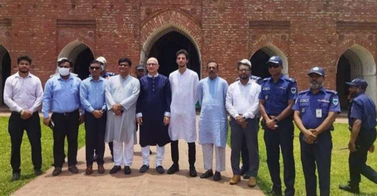 ষাটগম্বুজ মসজিদ পরিদর্শনে তুরস্কের রাষ্ট্রদূত