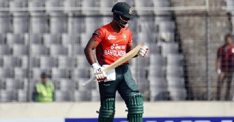 শুরুতেই সাজঘরে মুনিম শাহরিয়ার