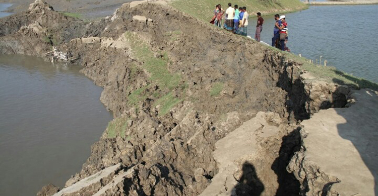 সাতক্ষীরায় বেড়িবাঁধ ভেঙে চার গ্রাম প্লাবিত
