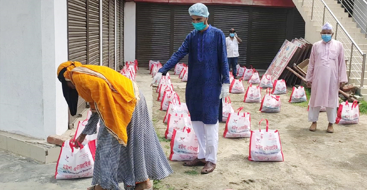 একে একে এসে খাদ্যসামগ্রী নিয়ে গেলেন কর্মহীনরা
