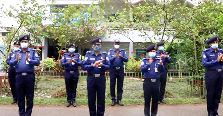 এক মিনিট করতালি দিয়ে শহীদদের সম্মান জানালো পুলিশ