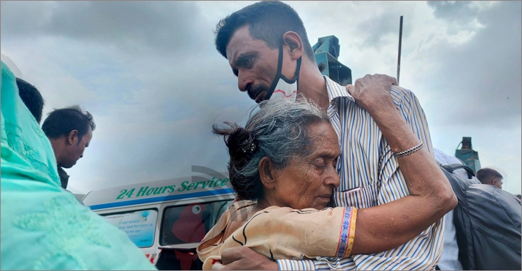 অসুস্থ মাকে বুকে জড়িয়ে ফেরিতে পদ্মা পাড়ি