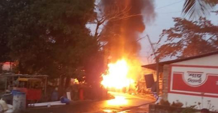 সেনবাগে অগ্নিকাণ্ডে কোটি টাকার ক্ষতি, আহত ৯