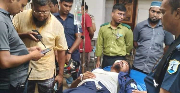 চাঁদপুরের মেঘনায় জেলেদের হামলায় নৌ পুলিশ আহত