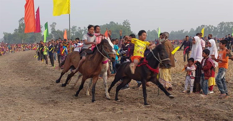 ঐতিহ্যের ঘোড়দৌড় দেখতে হাজারো মানুষের ভিড়
