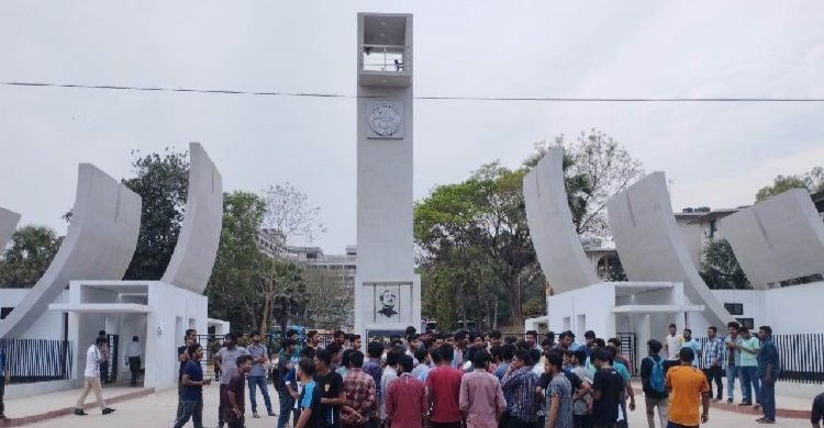 ৩ ছাত্রলীগ নেতাকে মারধর: কুবিতে উত্তেজনা, মহাসড়ক অবরোধ