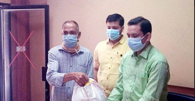 মান্দায় ৩৩৩-এ ফোন করে খাদ্য সহায়তা পেল চার পরিবার