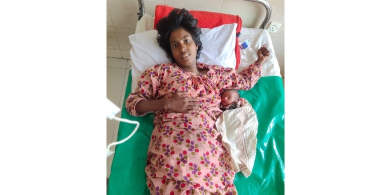 প্রসববেদনায় কাতর পাগলির পাশে দাঁড়ালো পুলিশ