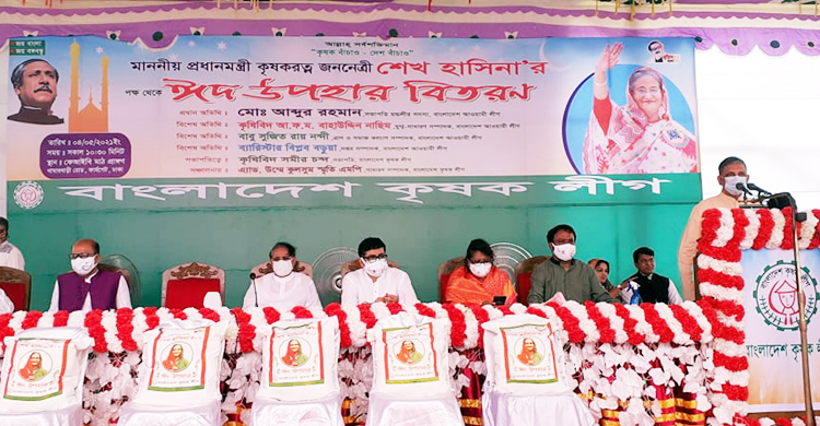 রাজধানীতে কৃষক লীগের ঈদ উপহার বিতরণ