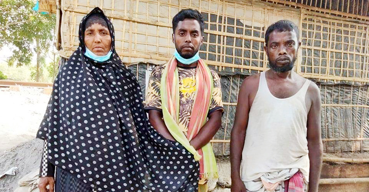 ছেলে থেকে তৃতীয় লিঙ্গ, পরিবারকে গ্রামছাড়ার নির্দেশ সালিশে