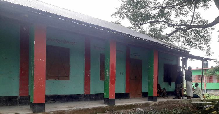 বিদ্যালয় বন্ধ : দিনে আড্ডা, রাতে গাঁজা-জুয়ার আসর