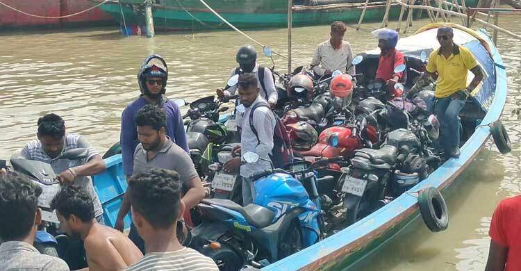সেতুতে চলাচল বন্ধ, ৫০০ টাকায় মোটরসাইকেল পার করছে ট্রলার। মঙ্গলবার, ২৮ জুন ২০২২
