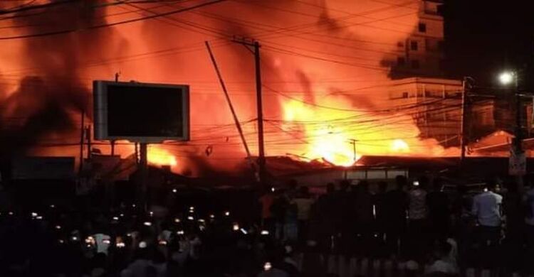 চৌমুহনীতে অগ্নিকাণ্ডে পুড়েছে ২০০ দোকান, নিহত ১