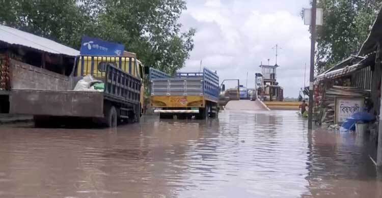 ৩ দিন ধরে জোয়ারের পানিতে ভাসছে বরগুনার নিম্নাঞ্চল। শুক্রবার, ১২ আগস্ট ২০২২