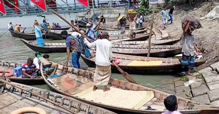 বুড়িগঙ্গায় বাড়েনি নৌকাভাড়া, ভালো নেই মাঝিরা। শুক্রবার, ১২ আগস্ট ২০২২