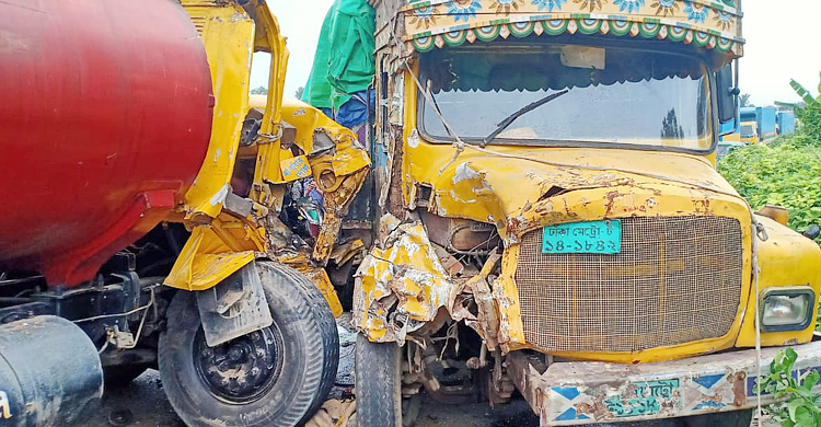 ৯৯৯ ফোনে দুর্ঘটনাকবলিত তেলবাহী ট্যাংকারের চালক উদ্ধার