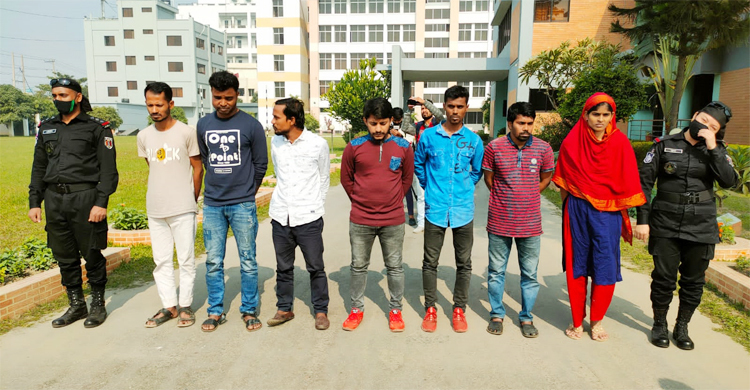 ফেক আইডি খুলে প্রেমের ফাঁদে ডাকাতি, নারীসহ আটক ৯