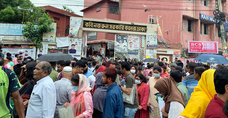 পুরান ঢাকার যানজটে ভোগান্তিতে বিসিএস পরীক্ষার্থীরা