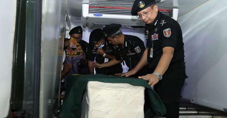 র্যাবের এয়ার উইং পরিচালকের নিথর দেহ ঢাকায়