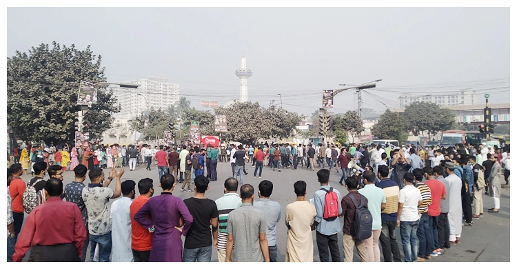 নীলক্ষেত মোড় অবরোধ করেছেন ৭ কলেজের শিক্ষার্থীরা, যান চলাচল বন্ধ | ২৪ ফেব্রুয়ারি ২০২১