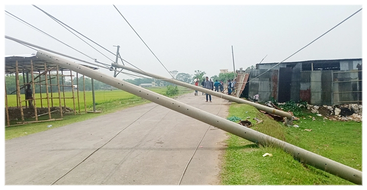 কালবৈশাখী ঝড়ে রাস্তার ওপর ভেঙে পড়ল নির্মাণাধীন ১১ বিদ্যুতের খুঁটি | ১১ এপ্রিল ২০২১