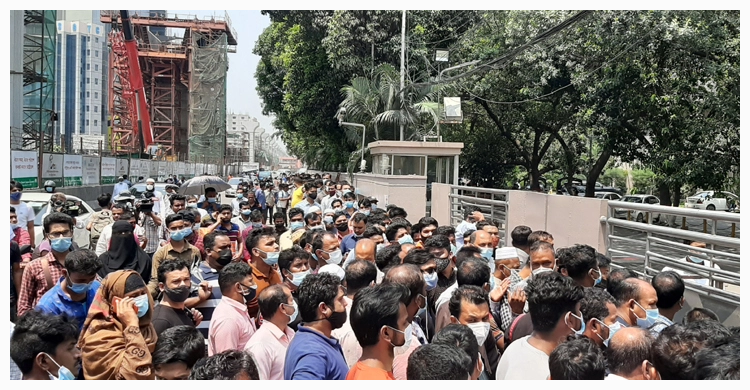 কারওয়ান বাজারে সৌদি প্রবাসীদের সড়ক অবরোধ, টিকিটের দাবিতে বিক্ষোভ | ১৭ এপ্রিল ২০২১