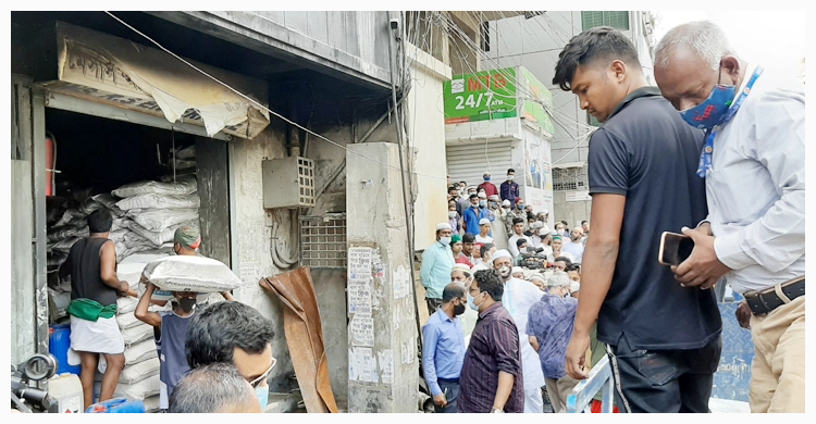 মুসা ম্যানশন থেকে রাসায়নিক অপসারণ শুরু করেছে জেলা প্রশাসন | ২৩ এপ্রিল ২০২১