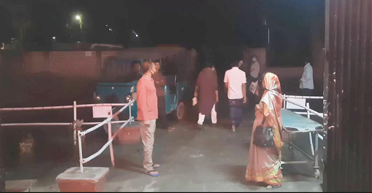 দাঁড়িয়ে থাকা ট্রাক্টরে থ্রি-হুইলারের ধাক্কা | ২০ জুন ২০২১